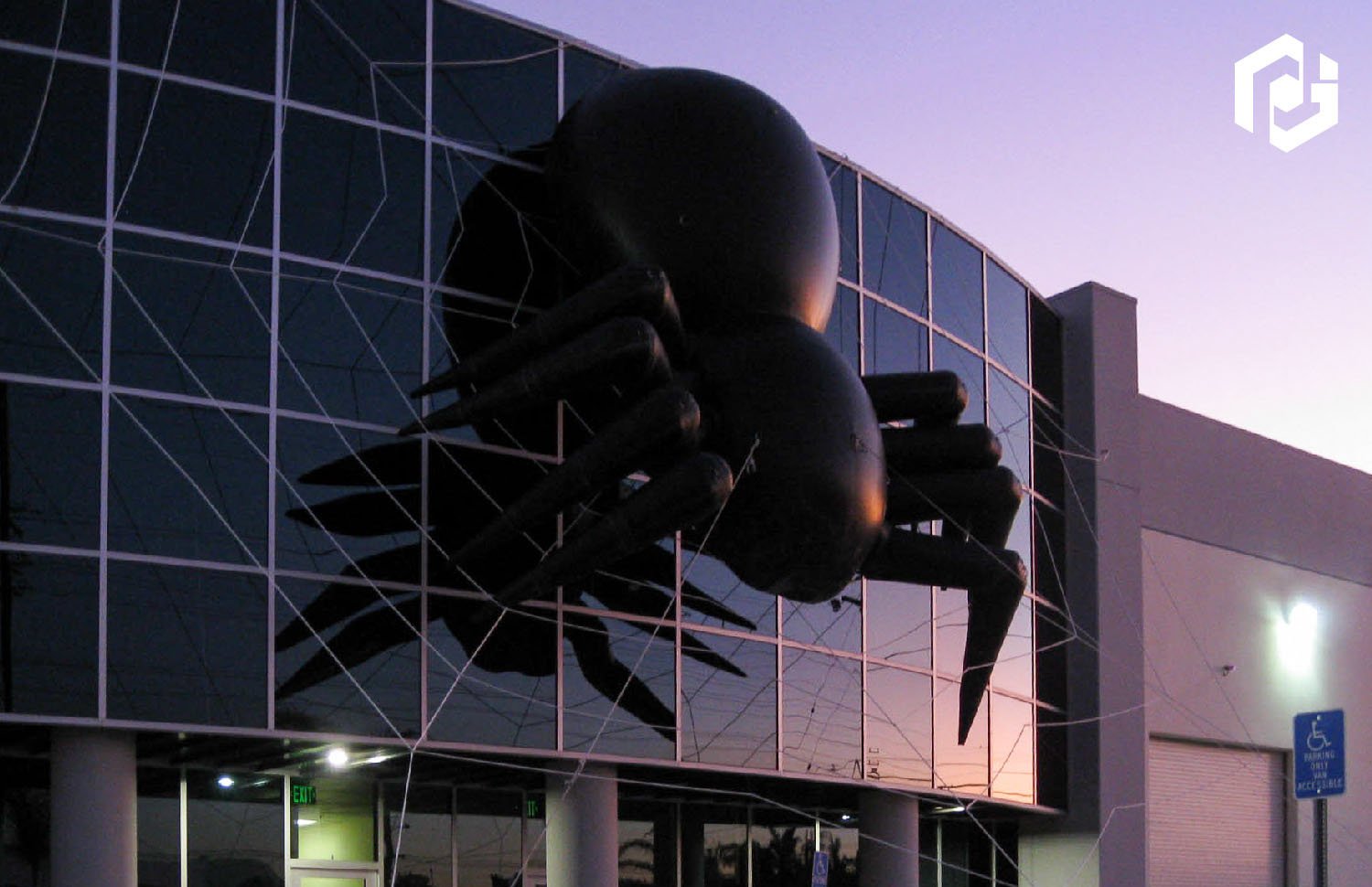 25-foot-spider-on-building